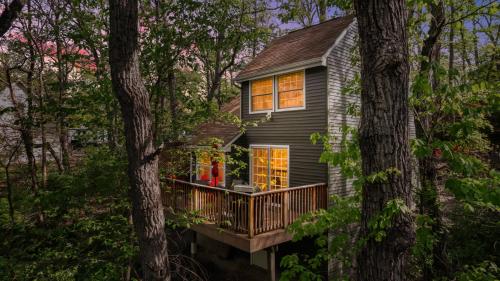 Secret Gardens Fireplace Deck & Dog Friendly — 4-Star Luxury Hotel in Inwood, United States