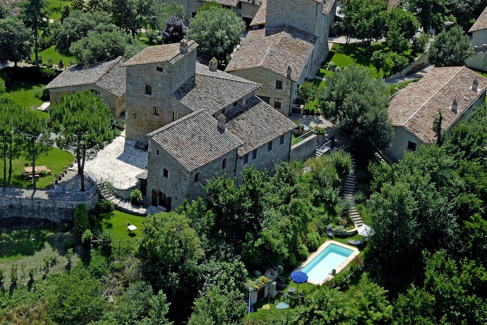 Castello Monticelli — 4-Star Luxury Hotel in Marsciano, Italy