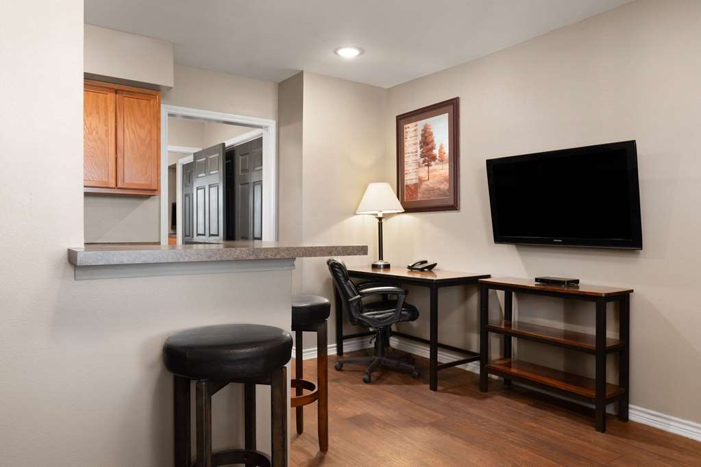 Eagle's Den Suites Cotulla a Travelodge by Wyndham - photo 10
