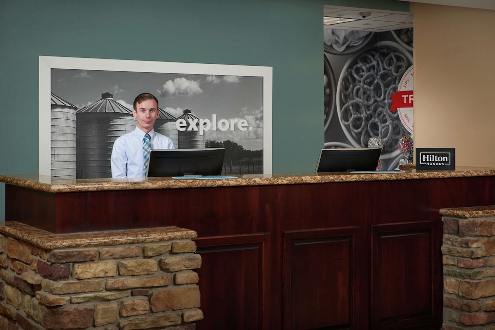 Hampton Inn & Suites Rogers - photo 2