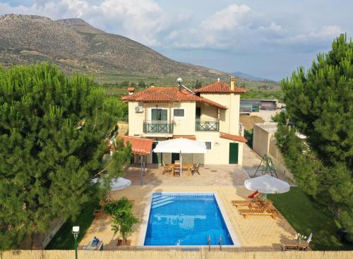 Family cosy Vila swimming pool close to Nauplio — 4-Star Luxury Hotel in Monastiraki, Greece