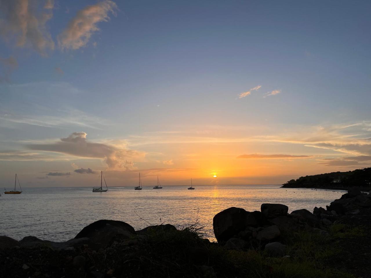 Tropical Golden appart vue mer et plage à 5 min à pied — 4-Star Luxury Hotel in Gourbeyre, Guadeloupe