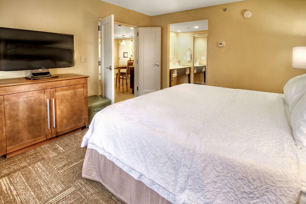 Hampton Inn & Suites Asheville Airport - photo 12