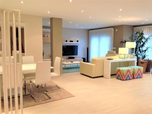 Holiday Calm Villa Beach & Pool — 4-Star Luxury Hotel in Atouguia Da Baleia, Portugal