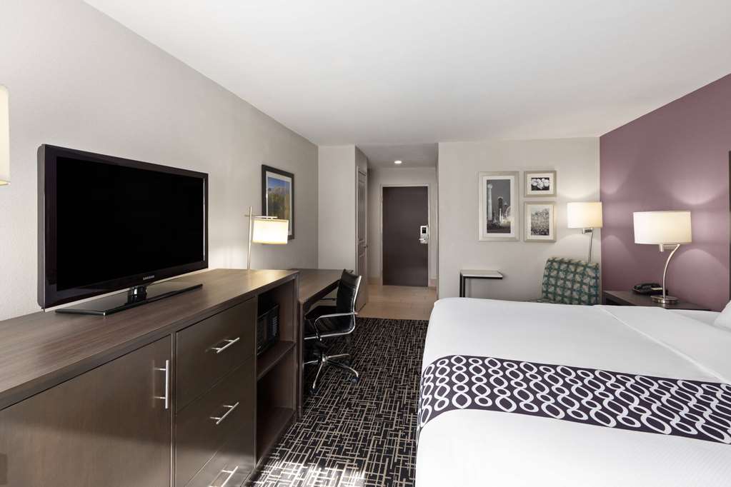 La Quinta Inn & Suites by Wyndham Snellville Stone Mountain - photo 16
