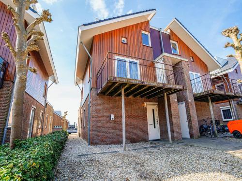 Holiday home with jetty near Amsterdam — 4-Star Luxury Hotel in Uitgeest, Netherlands