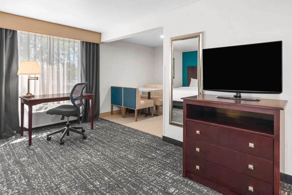 La Quinta Inn & Suites by Wyndham Portland NW - photo 17
