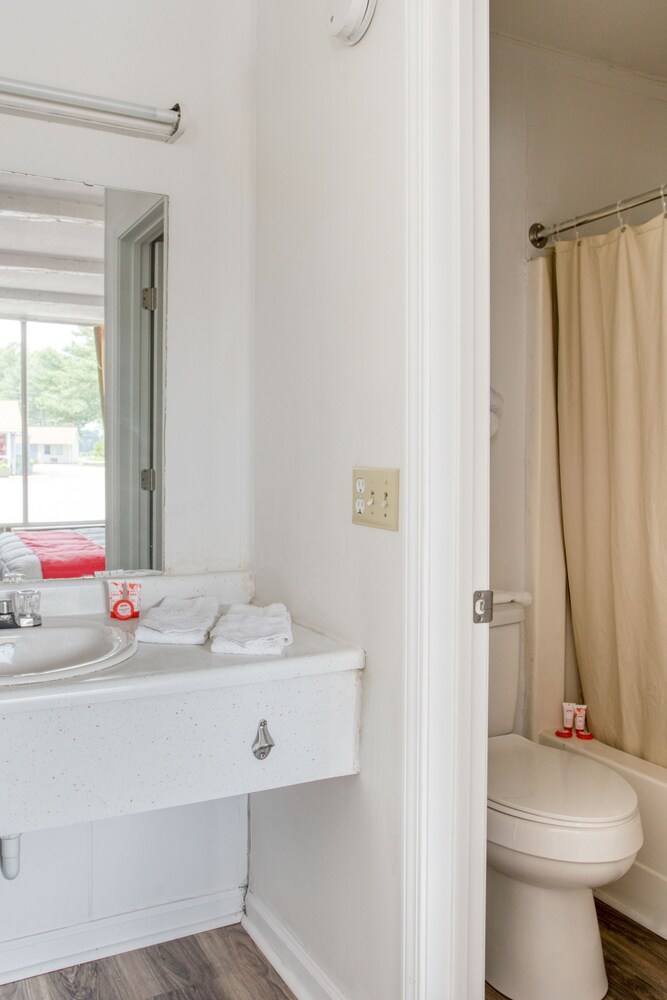 OYO Inn Kernersville - photo 17