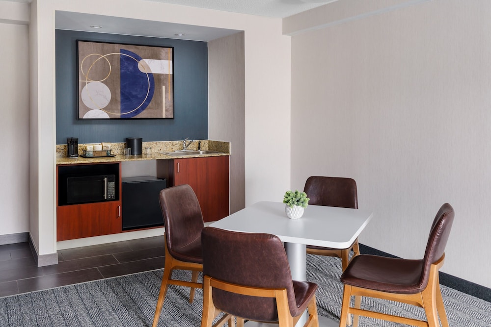 Courtyard by Marriott Manchester Boston Regional Airport - photo 37