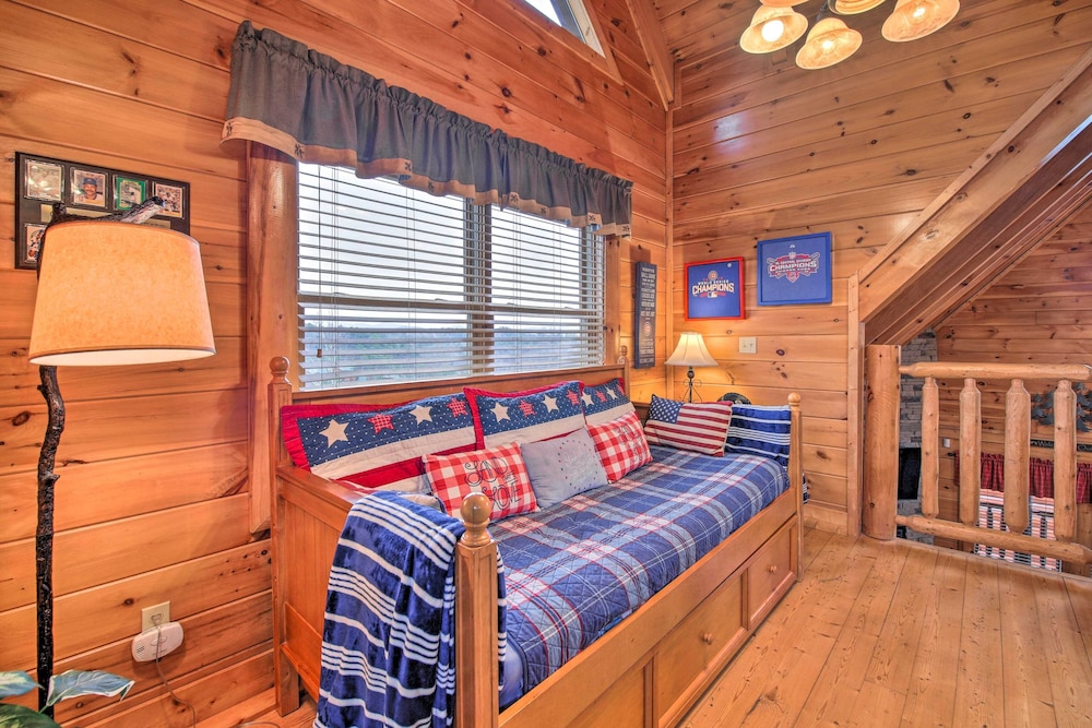 Cubbies Cabin with Hot Tub about 7 Mi to Dollywood — 4-Star Luxury Hotel in Sevierville, United States