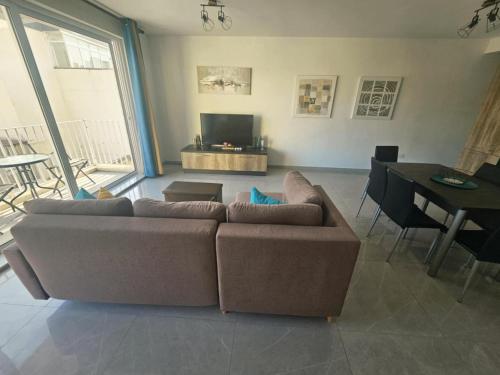 Spacious Deluxe 2 Bedroom 3 Bathroom Apartment Prime Sliema Location — 4-Star Luxury Hotel in Sliema, Malta