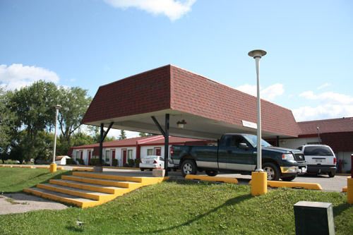 Redwood Motor Inn in Brandon, Canada