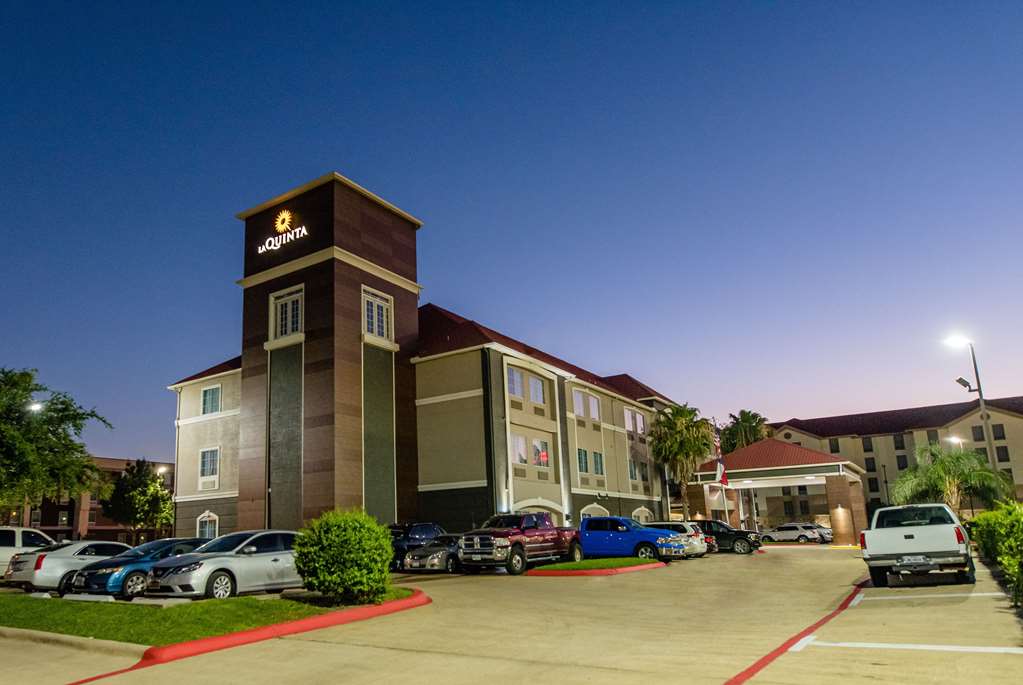 La Quinta Inn & Suites by Wyndham Houston Clear Lake NASA - photo 2