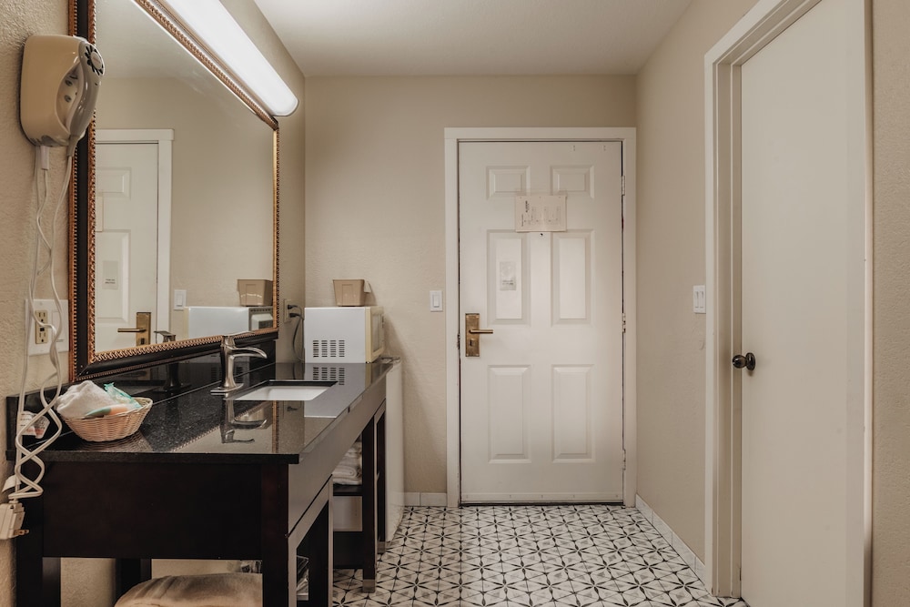 Water Front Inn - photo 17