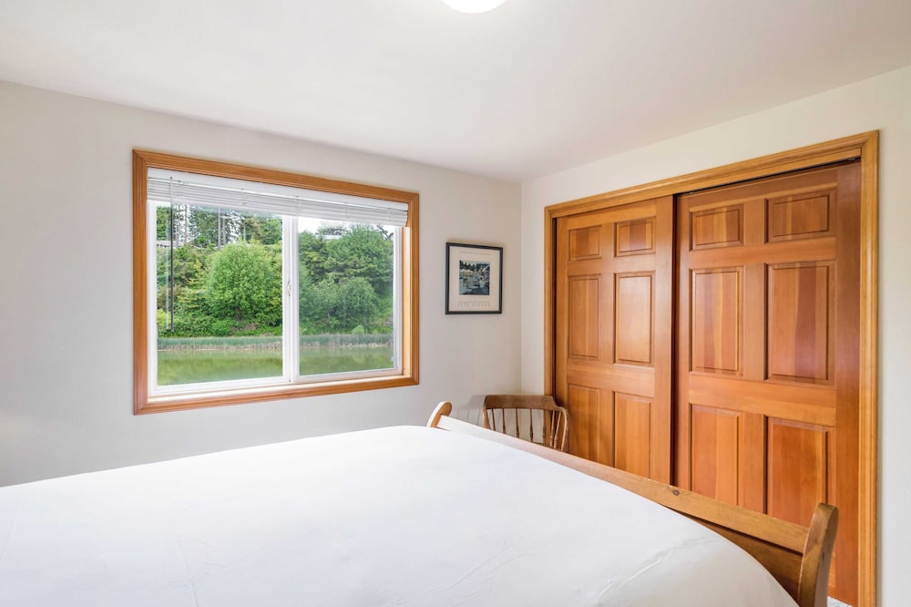 Beach Lookout Retreat by Avantstay Rooftop Views - photo 22