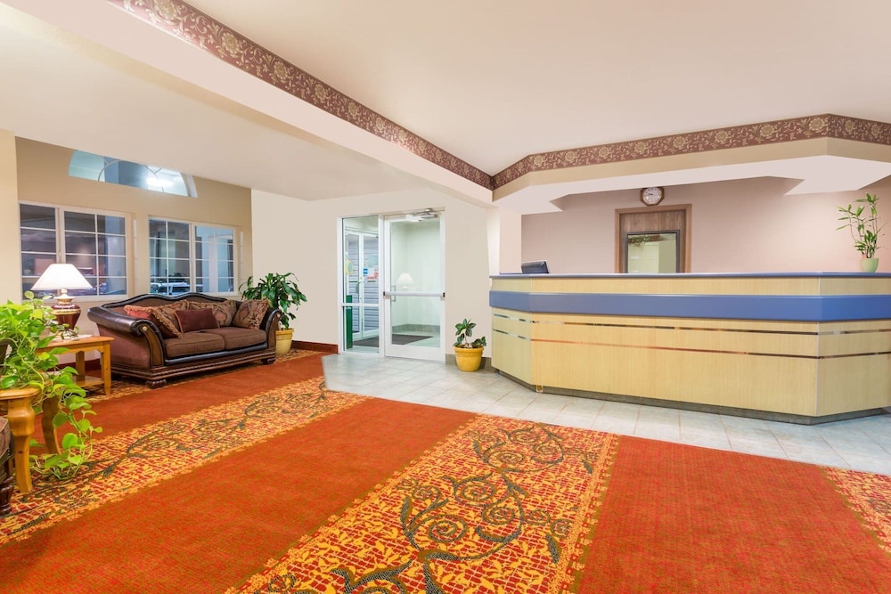 Boarders Inn & Suites by Cobblestone Hotels Brush - photo 2