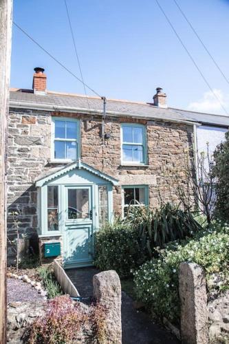 Charming Cornish Cottage Portreath Dogs Welcome — 4-Star Luxury Hotel in Redruth, United Kingdom