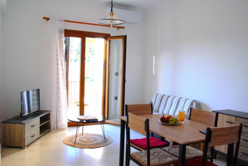 Bougainvillea Apartment — 4-Star Luxury Hotel in Petra, Greece