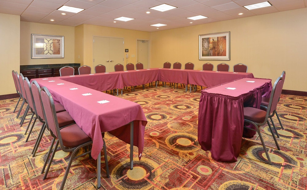 Hampton Inn Muscatine - photo 30