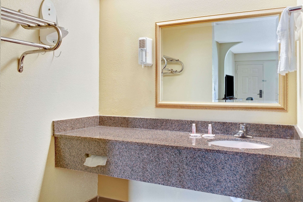 Days Inn & Suites by Wyndham Stockbridge South Atlanta - photo 9