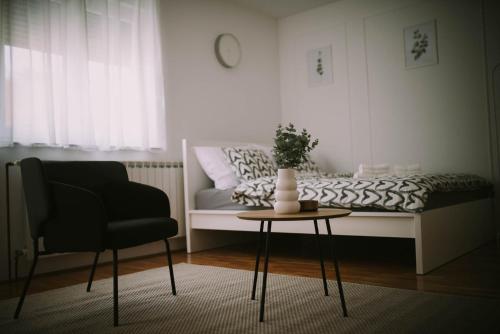 Studio Apartment E&D free private parking loggia — 4-Star Luxury Hotel in Zagreb, Croatia