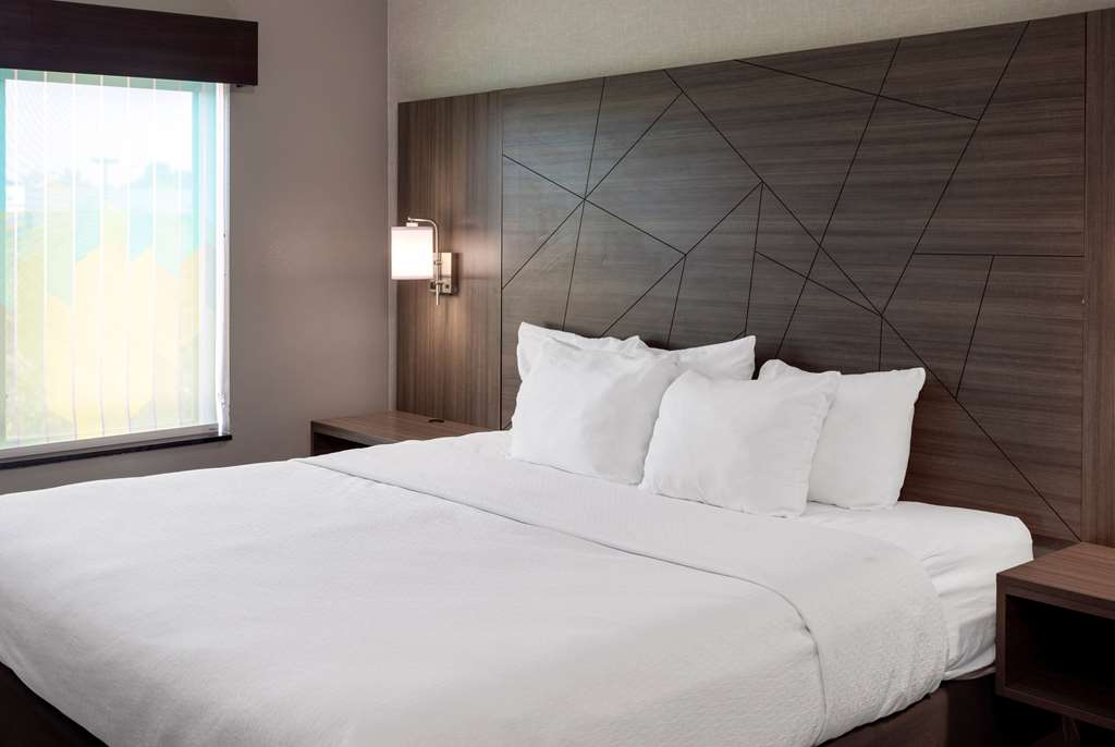 La Quinta Inn & Suites by Wyndham Edmond - photo 24