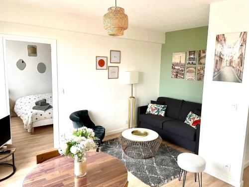 2 Pieces Lumineux Aux Portes de Paris in Clamart, France