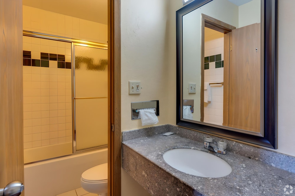 I 80 Inn & Suites - photo 8