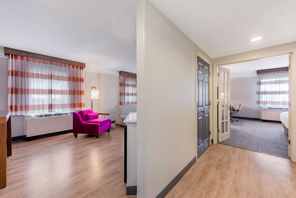 La Quinta Inn & Suites by Wyndham New Orleans Downtown - photo 52