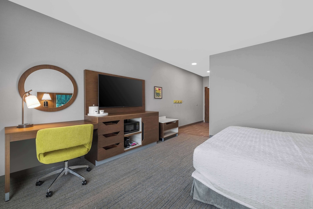 Hampton Inn & Suites by Hilton Bakersfield Central - photo 23