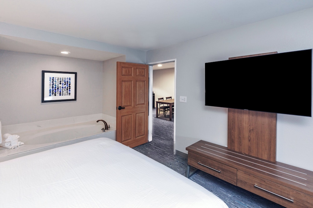 Holiday Inn Express & Suites Tulsa S Broken Arrow Hwy 51 by IHG - photo 13