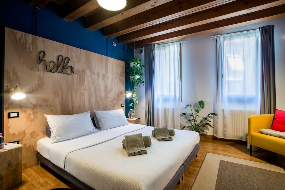 Castelmenardo39 — 4-Star Luxury Hotel in Treviso, Italy