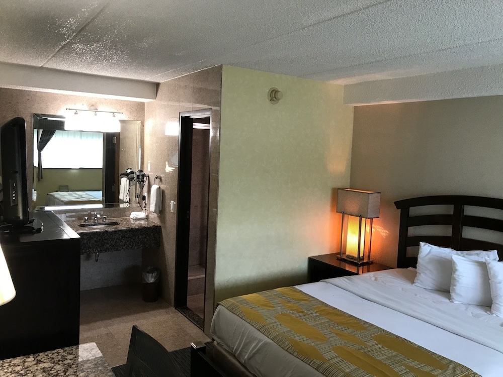 Marvin's Garden Inn - photo 8