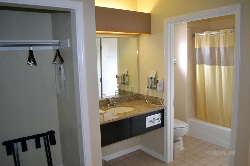 The Miramar Inn and Suites - photo 18