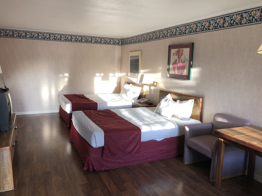 Travelodge by Wyndham Mackinaw City - photo 4