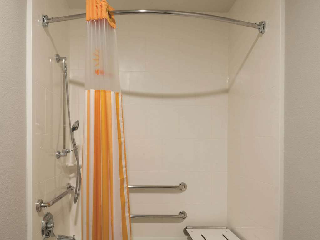 La Quinta Inn & Suites by Wyndham Lynchburg at Liberty Univ. - photo 17