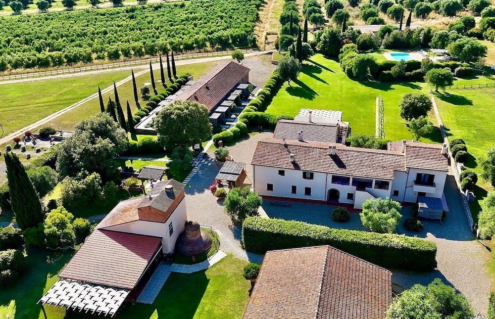 Bio Agriturismo Corte degli Ulivi — 4-Star Luxury Hotel in Grosseto, Italy