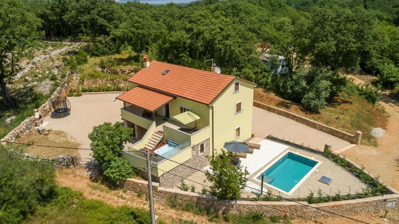 Holiday house Toš Vila with heated pool — 4-Star Luxury Hotel in Vrbnik, Croatia