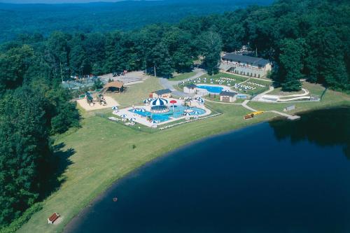 Scotrun Camping Resort Deluxe Park Model 4 - photo 2