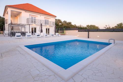 Kuća za odmor Kamenjani Škabrnja — 4-Star Luxury Hotel in Skabrnje, Croatia
