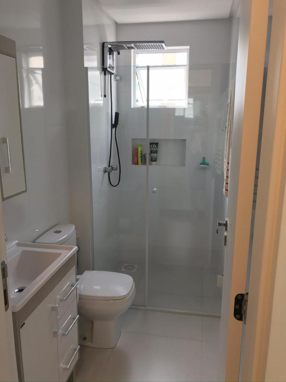 Apartamento 2 dormitórios a 300 metros do mar na Meia Praia Itapema sc