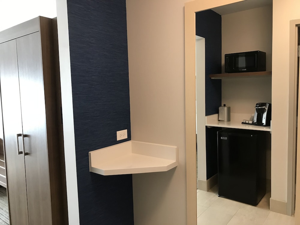 Holiday Inn Express & Suites Phoenix Airport North by IHG - photo 19