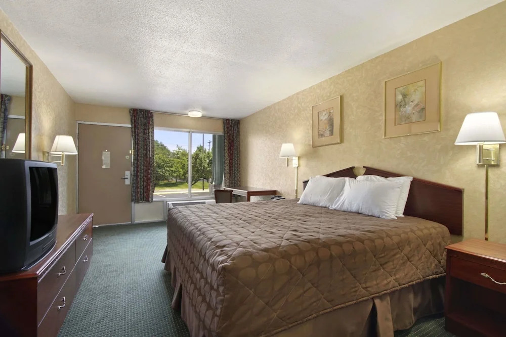 Days Inn Roanoke Civic Center - photo 3