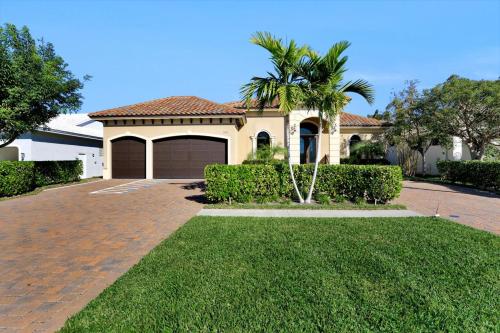 Waterfront home with pool spa and outdoor kitchen — 4-Star Luxury Hotel in Marco Island, United States
