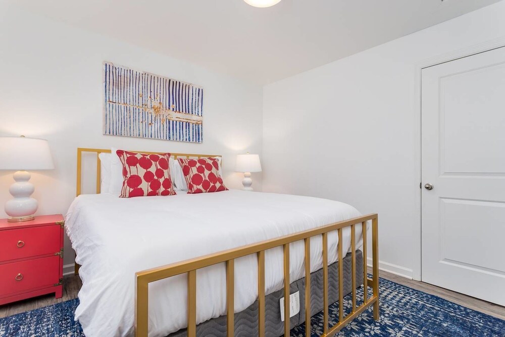 8 Bedrooms Comprised of 4 2BR Suites by Domio - photo 19