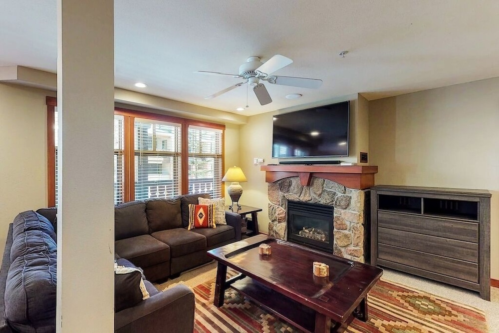 2307 Two Bedroom Den Deluxe Eagle Springs East 2 Hotel Room By Redawning — Mount Carmel