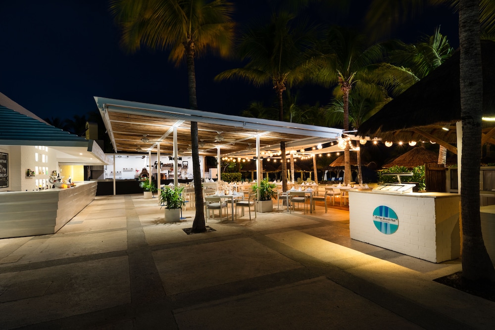 Poolside bar