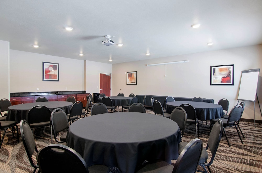 Cobblestone Hotel and Suites Torrington - photo 40