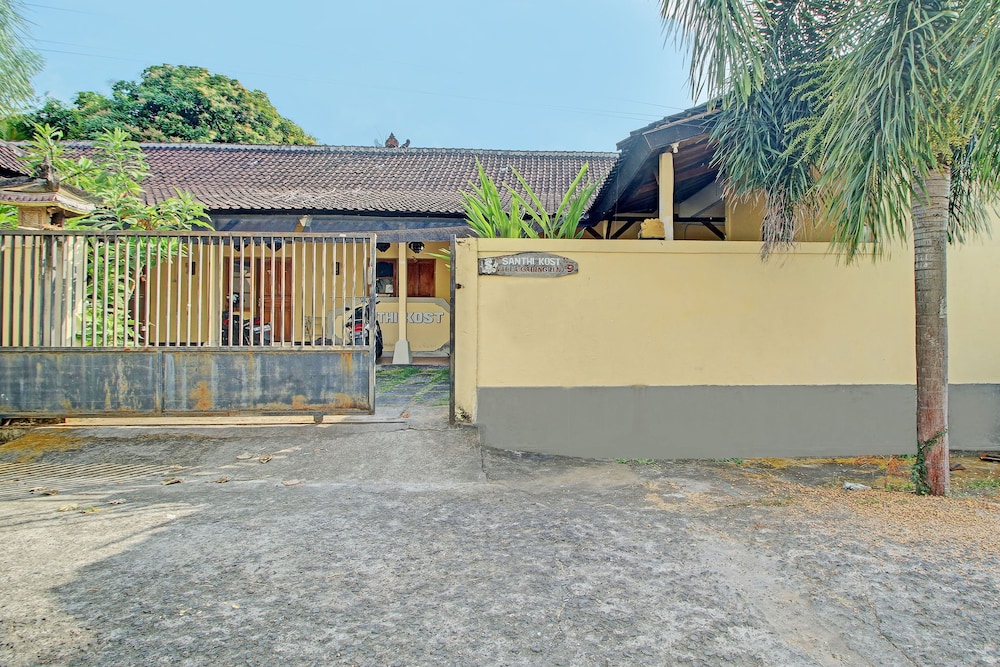 Oyo Life 92954 Shanti Kost — Singaraja