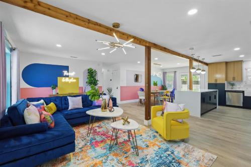 5BD 2BA Cheerful Retreat with Backyard — 4-Star Luxury Hotel in Dallas, United States